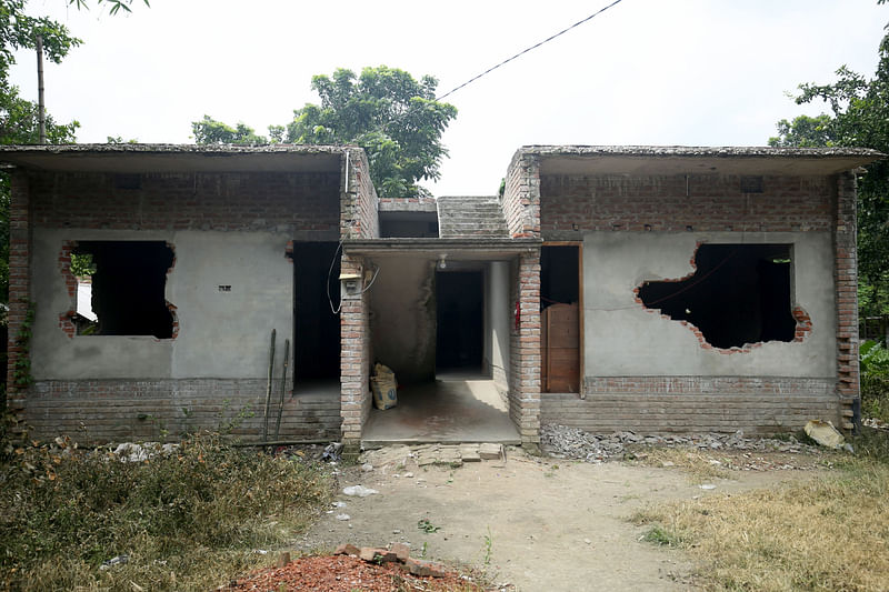 প্রতিপক্ষের লোকজন পাকা ভবনের দরজা-জানালা খুলে নিয়ে গেছেন। গত শনিবার পাবনার ঈশ্বরদীর সাহাপুর ইউনিয়নের চরগড়গড়ি পশ্চিমপাড়া গ্রামে